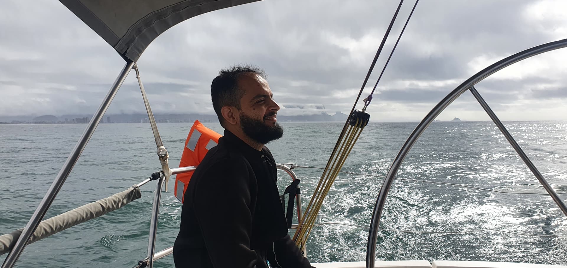 Tiago Pereiras velejando no mar do Rio de Janeiro